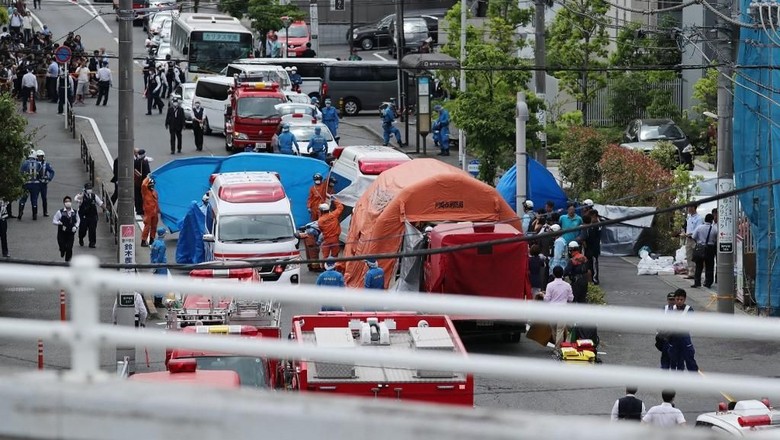Polisi Jepang Geledah Rumah Pelaku Penikaman Massal Polisi Jepang Geledah Rumah Pelaku Penikaman Massal