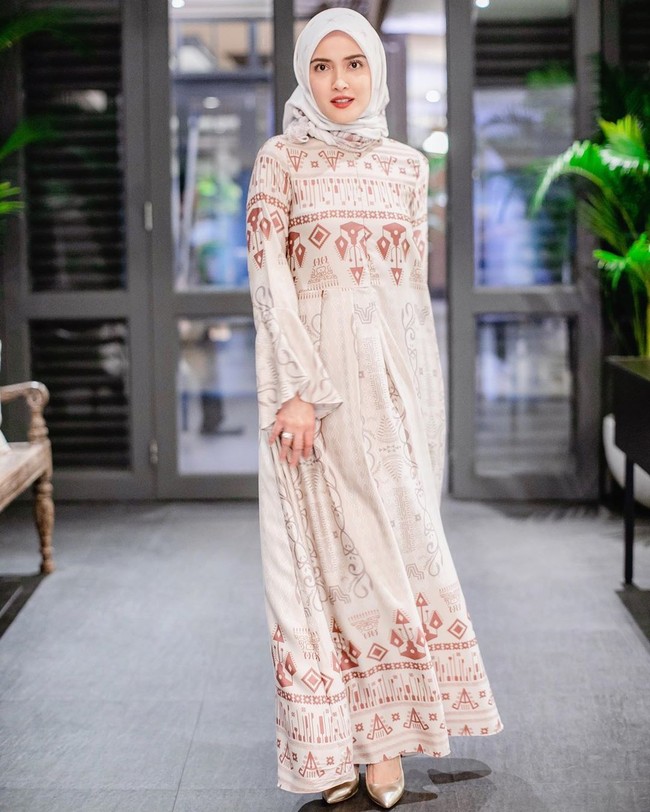 Kebersamaan keluarga Shandy Aulia menarik banyak pujian dan kekaguman netizen. Banyak followers Shandy yang mengungkap kisah serupa dan menceritakan indahnya toleransi dalam keluarga yang berbeda agama. Foto: Instagram/ShandyAulia