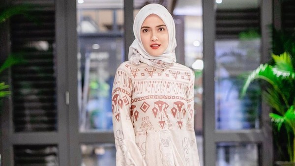 Gaya Hijab Shandy Aulia Saat Bukber Keluarga Meski Beda Agama