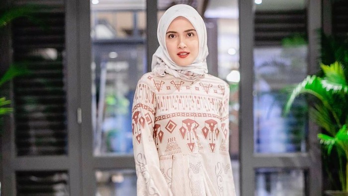 Gaya Hijab Shandy Aulia Saat Bukber Keluarga