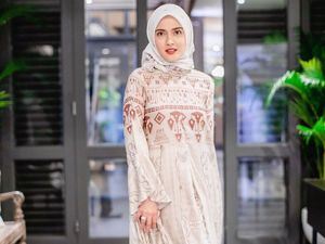 Gaya Hijab Shandy Aulia Saat Bukber Keluarga Meski Beda Agama