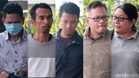 Lima orang yang diamankan saat operasi tangkap tangan (OTT) di Nusa Tenggara Barat (NTB) tiba di gedung KPK. Mereka adalah pejabat Imigrasi yang terjaring OTT KPK di NTB.