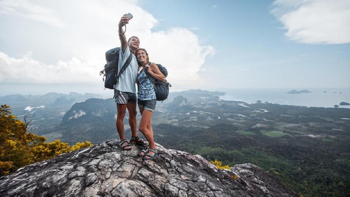 Ilustrasi turis selfie