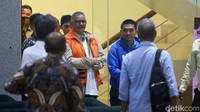 Sofyan Basir keluar gedung KPK dengan memakai rompi tahanan.