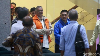 Ditahan KPK, Sofyan Basir Sembunyikan Borgol di Balik Jaket