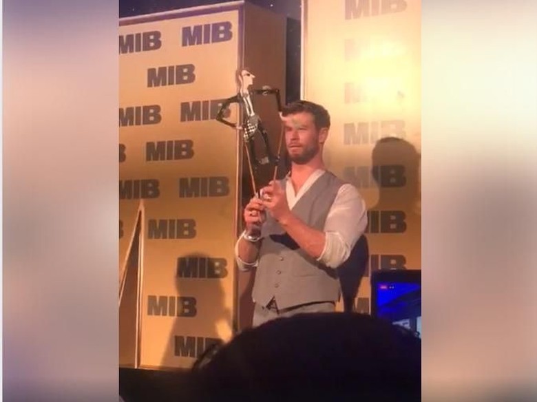 Chris Hemsworth Juga Terima Wayang Kulit Men In Black Foto: Is Yuniarto/ Istimewa Chris Hemsworth Juga Terima Wayang Kulit Men In Black Foto: Is Yuniarto/ Istimewa