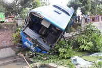 Bus Doa Ibu dan Budiman Tabrakan di Jalur Limbangan