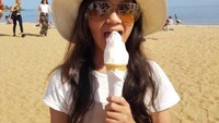 Pakai topi dan kaca mata, Shabina memang sudah siap liburan di pantai. Es krim jadi pendamping pas untuk menemani hari yang panas ya? Foto: Instagram shabinamecca