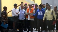 Sofyan Basir berusaha menutupi borgol di balik jaketnya.