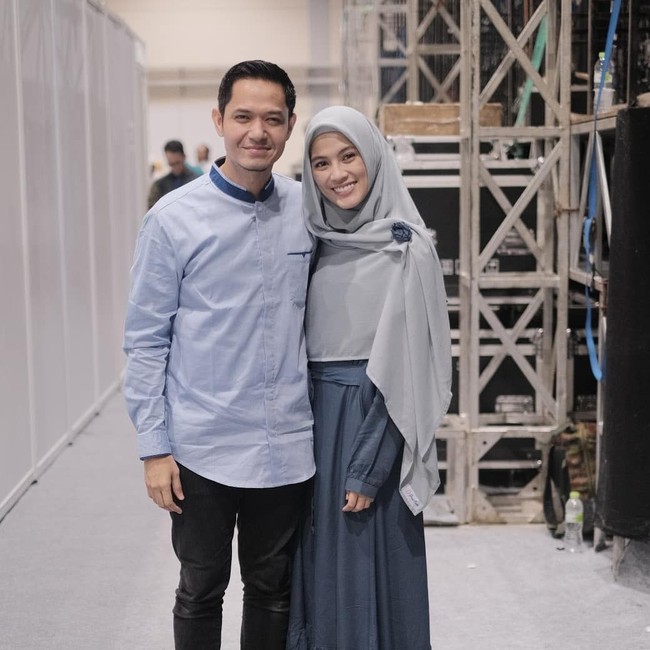 Baju koko para artis ini bisa dijadikan inspirasi untuk pilihan busana Hari Raya. Baju koko yang mereka kenakan cukup bervariasi, tak hanya warna putih saja. Foto: Instagram/Dudeherlino