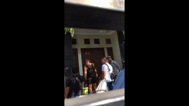 Jerry dijemput oleh 4 anggota polisi.