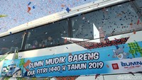 Bus yang membawa pemudik bergerak menuju kampung halaman.