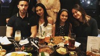 Inilah Shabina bersama 3 kakak perempuannya yang cantik dan sang ibu. Kompak ya keluarga mereka? Foto: Instagram shabinamecca