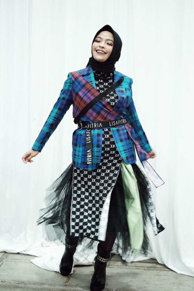 Selanjutnya adalah aksesori. Pilih aksesori yang terbuat dari logam untuk menambah kesan rock and roll. Tantri Syalindri menambahkan aksen bahan metal ke dalam sepatu bootsnya. Foto: Silmia Putri/Wolipop