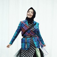 Selanjutnya adalah aksesori. Pilih aksesori yang terbuat dari logam untuk menambah kesan rock and roll. Tantri Syalindri menambahkan aksen bahan metal ke dalam sepatu bootsnya. Foto: Silmia Putri/Wolipop