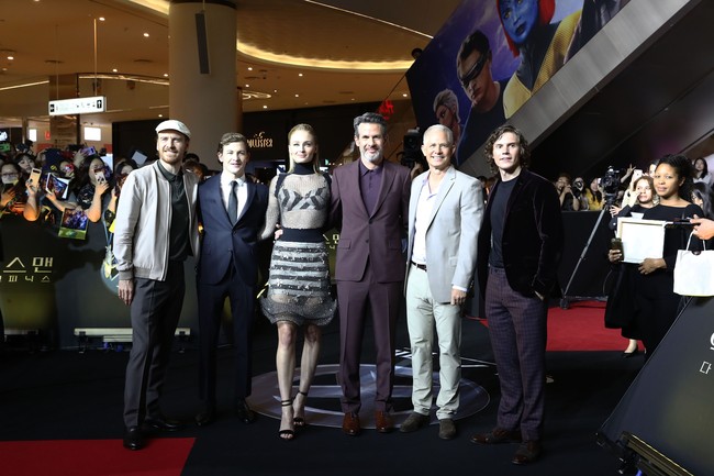 Selain Sophie, bintang Dark Phoenix yang juga hadir di antaranya  Michael Fassbender, Tye Sheridan dan Evan Peters. Muncul pula sutradara Simon Kinberg dan produser Hutch Parker. Dark Phoenix tayang di bioskop awal Juni mendatang. (Foto: Chung Sung-Jun/Getty Images)