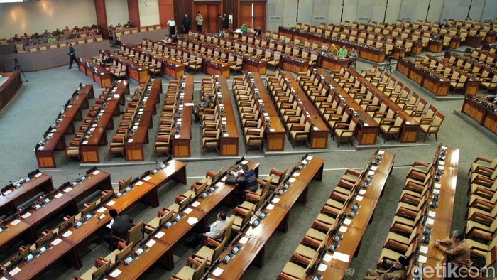 DPR resmi membuka rapat paripurna yang membahas tiga agenda sekaligus. Namun hanya 81 orang dari 560 anggtoa DPR yang hadir di rapat itu.