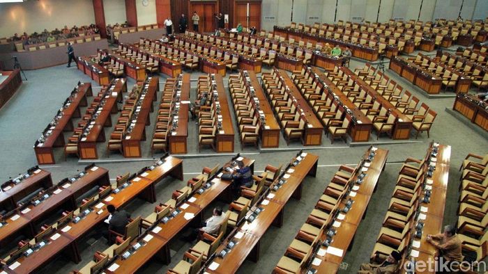 Rapat Paripurna DPR Sepi DPR resmi membuka rapat paripurna yang membahas tiga agenda sekaligus. Namun hanya 81 orang dari 560 anggtoa DPR yang hadir di rapat itu.