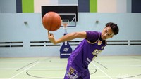 Aksi Sandy mengolah si kulit bundar di sela-sela latihan.