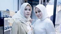 Kompak dengan sang adik, Cynthia, Olla Ramlan kini telah memutuskan berhijab. Foto: Asep Syaifullah/detikHOT