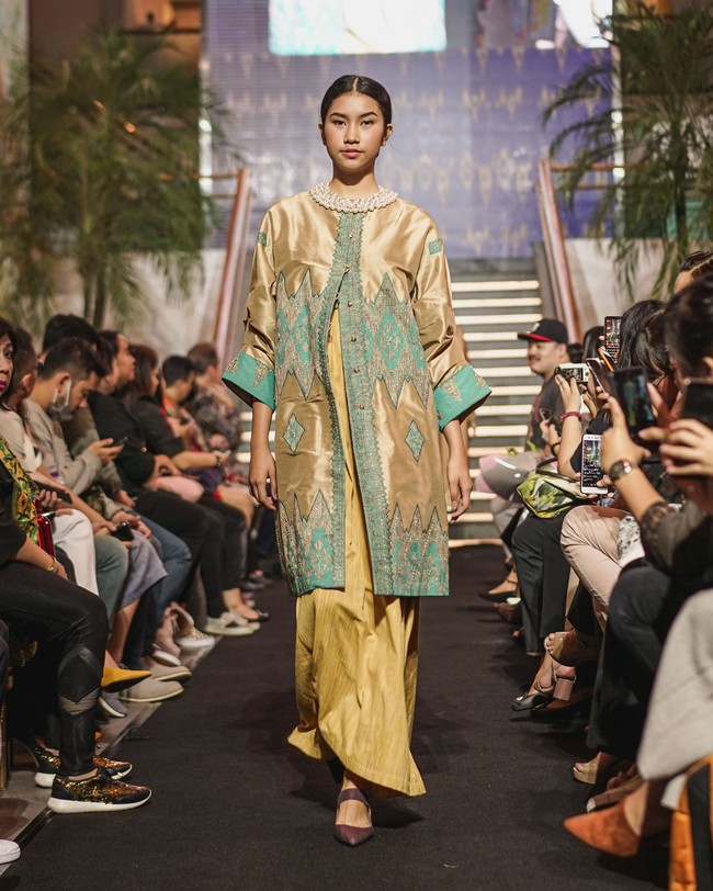 Fashion show Svarna by Ikat Indonesia dari Didiet Maulana kali ini menginspirasi kelembutan sinar rembulan untuk koleksi busananya di Ramadhan In Style 2019, Plaza Indonesia, Jakarta, Rabu [21/05/2019]. Foto: dok. IKAT Indonesia