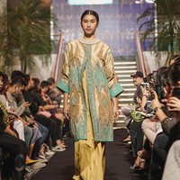 Fashion show Svarna by Ikat Indonesia dari Didiet Maulana kali ini menginspirasi kelembutan sinar rembulan untuk koleksi busananya di Ramadhan In Style 2019, Plaza Indonesia, Jakarta, Rabu [21/05/2019]. Foto: dok. IKAT Indonesia