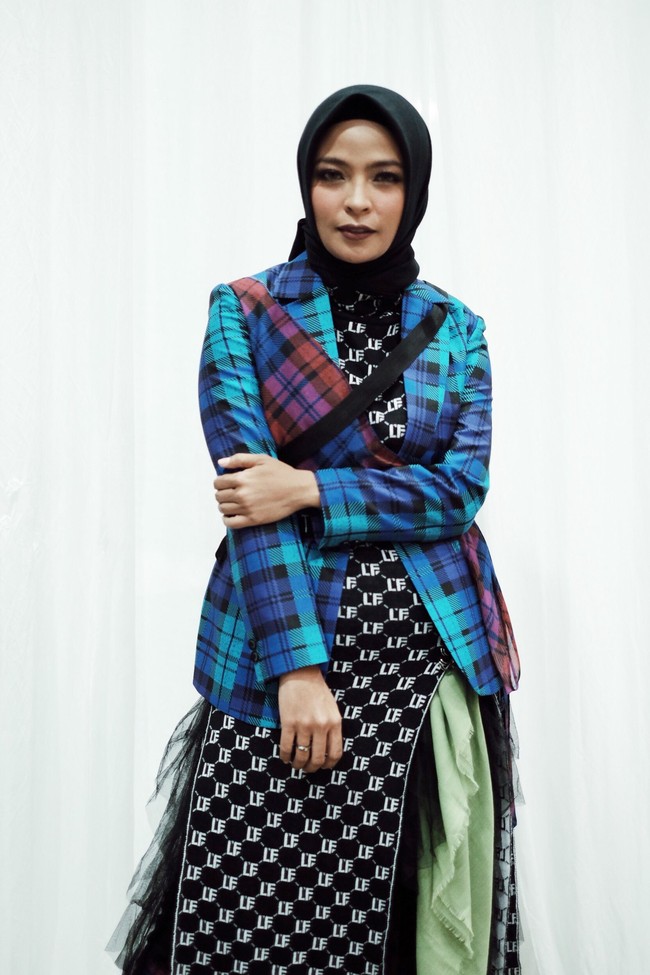 Saat menjadi juri Grand Final Sunsilk Hijab  Hunt 2019, Tantri Kotak terlihat keren memakai gaya rock and roll. Ia memakai busana gaya tumpuk dan tabrak motif dari Lisa Fitria X Etna Tegep Boots. Gaya Tantri kali ini merupakan hasil styling seorang stylist bernama panggung Susi Not Sushi. Foto: Silmia Putri/Wolipop