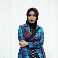 Saat menjadi juri Grand Final Sunsilk Hijab  Hunt 2019, Tantri Kotak terlihat keren memakai gaya rock and roll. Ia memakai busana gaya tumpuk dan tabrak motif dari Lisa Fitria X Etna Tegep Boots. Gaya Tantri kali ini merupakan hasil styling seorang stylist bernama panggung Susi Not Sushi. Foto: Silmia Putri/Wolipop
