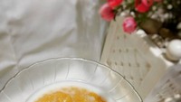 Bubur yang satu ini disebut dengan beras ketan putih. Sajian bubur ini juga disebut dengan jenang rangrang. Mau coba? Foto: Instagram@ashakitchen