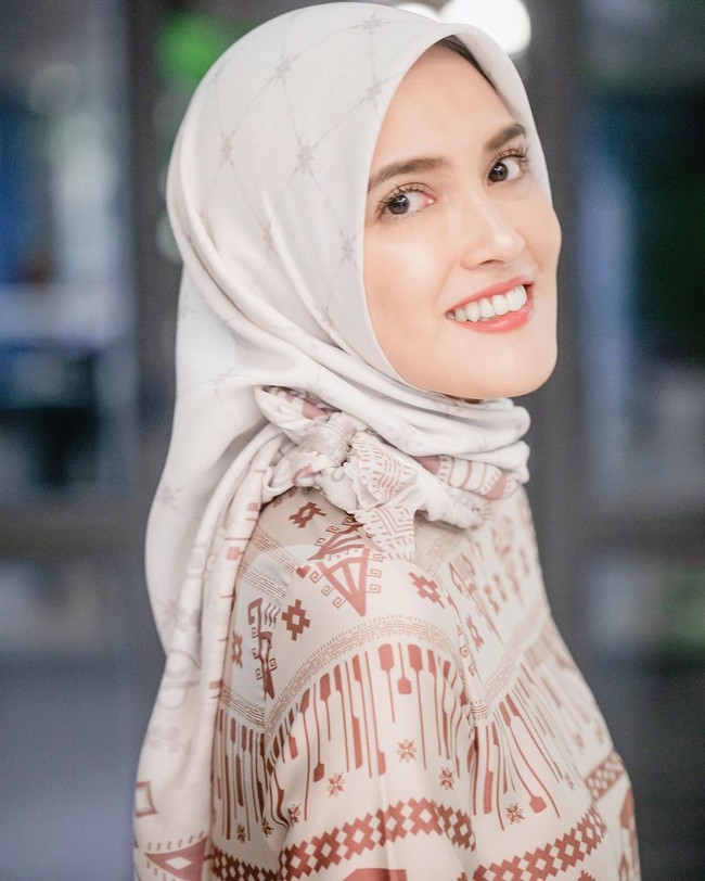 Shandy Aulia memakai hijab segi empat dengan gaya sederhana. Ia mengaku hijab tersebut dipakaikan oleh personal assistant lalu dirapikan kembali oleh kakak-kakaknya. Foto: Instagram/ShandyAulia