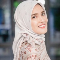 Shandy Aulia memakai hijab segi empat dengan gaya sederhana. Ia mengaku hijab tersebut dipakaikan oleh personal assistant lalu dirapikan kembali oleh kakak-kakaknya. Foto: Instagram/ShandyAulia