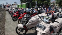 Motor-motor itu diperiksa oleh petugas di Stasiun Jakarta Gudang, sebelum diberangkatkan ke sejumlah daerah di Pulau Jawa, Selasa (28/5/2019).