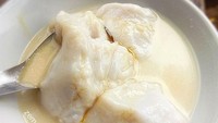 Meski warnanya terlihat pucat. Sajian bubur sumsum dipadu dengan kuah santan dan gula yang dicampur dengan jahe. Foto: Instagram@zemkareza