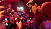 Wajah bahagia para fans yang bisa berada sedekat itu dengan Tom Holland. Anthony Kwan/Getty Images for Sony Pictures Entertainment