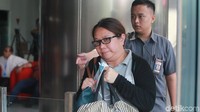 Seorang wanita juga terlihat dibawa oleh petugas KPK. Dia dengan membawa tas mengenakan masker. Kelimanya tidak ada yang memberikan komentar apapun kepada awak media.
