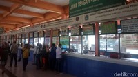 Loket pun sudah terbuka dan diserbu banyak pemudik, meskipun belum ramai beberapa loket sudah ada antreannya.