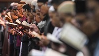 Warga nampak membaca Alquran saat melaksanakan iktikaf minggu terakhir Ramadhan di Masjid Raya Habiburrahman, Bandung.