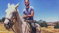 Mena Massoud juga mengisi waktu luangnya dengan hiking, boxing dan berkuda lho. (menamassoud/Instagram)