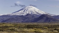 Gunung Hekla punya ketinggian 1.488 mdpl dan masih sangat aktif, dengan puncaknya berupa kawah panas penuh lava. Lokasinya 110 kilometer ke arah timur dari Reykjavik, ibukota negara Islandia (iStock)
