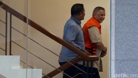 KPK resmi menahan Sofyan Basir tadi malam setelah menjalani pemeriksaan. Saat ditahan, Sofyan enggan berkomentar panjang.