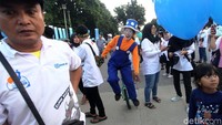 Panitia juga menghadirkan badut untuk menghibur anak-anak.