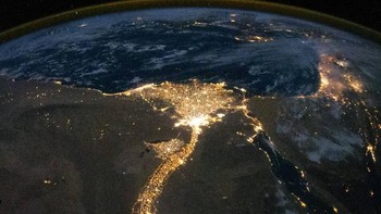Foto Mesir dari atas dengan konsentrasi cahaya yang besar sepanjang sungai Nil. Foto: NASA