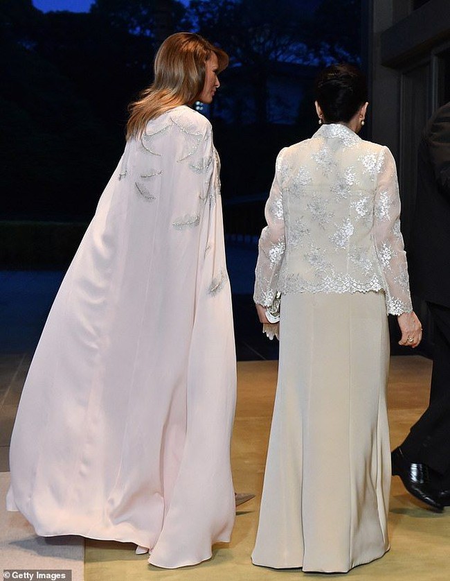 Sementara Melania tampil dengan tatanan rambut bergelombang sempurna, Putri Masako memilih chignon klasik dan menyempurnakan gayanya dengan drop earring dan kalung berlian. Foto: Dok. Getty Images