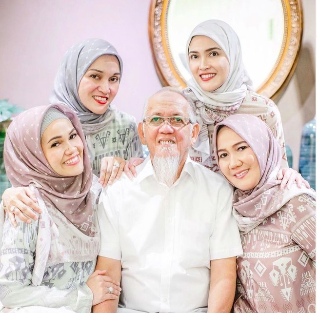 Shandy Aulia tampil berbeda saat acara buka puasa bersama keluarganya. Menghormati ayah dan kakaknya yang beragama Islam, Shandy tampil memakai hijab. Orang tua Shandy berpisah saat usianya masih tiga tahun. Shandy Aulia ikut sang ibu dan memeluk agama Kristen. Foto: Instagram/ShandyAulia