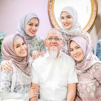 Shandy Aulia tampil berbeda saat acara buka puasa bersama keluarganya. Menghormati ayah dan kakaknya yang beragama Islam, Shandy tampil memakai hijab. Orang tua Shandy berpisah saat usianya masih tiga tahun. Shandy Aulia ikut sang ibu dan memeluk agama Kristen. Foto: Instagram/ShandyAulia