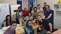 Buka puasa bersama para mahasiswa muslim di Skolkovo Institute of Science and Technology (Skoltech), Moskow, Rusia. Mereka buka puasa bersama untuk mempererat ukhuwah Islamiyah (M Ainul Yaqin/Istimewa)