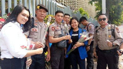 Relawan Generasi Satu Indonesia Bagikan Bunga ke TNI-Polri
