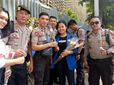 Relawan Generasi Satu Indonesia Bagikan Bunga ke TNI-Polri