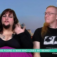 Meski ia sudah berusaha menjadi orang yang positif, namun wanita 36 tahun itu masih sering mendapatkan komentar hujatan atas penampilan berjenggotnya itu. Schwarz bahkan sempat menerima ancaman kematian.  Foto: dok. ITV