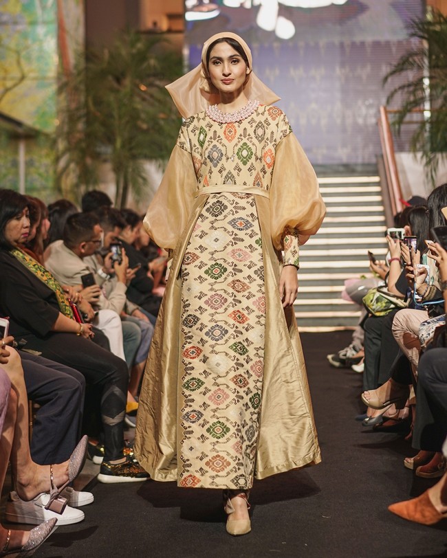 Fashion show Svarna by Ikat Indonesia dari Didiet Maulana kali ini menginspirasi kelembutan sinar rembulan untuk koleksi busananya di Ramadhan In Style 2019, Plaza Indonesia, Jakarta, Rabu [21/05/2019]. Foto: dok. IKAT Indonesia